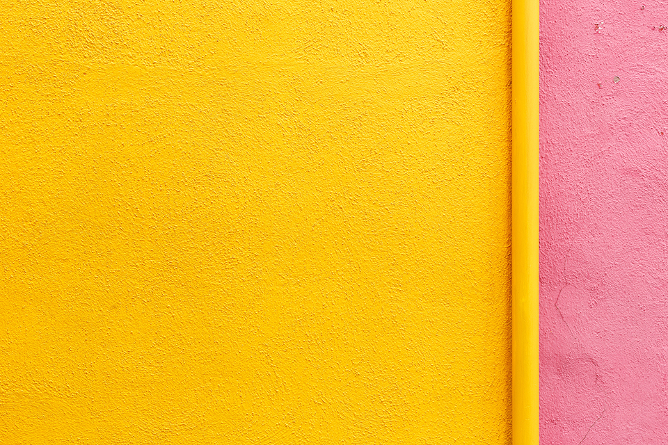 黄色とピンクの壁